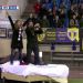 Una pareja de fan&aacute;ticos vio un partido en una cama dentro del estadio