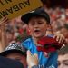 Arsene Wenger le regal&oacute; su emblem&aacute;tica corbata a un peque&ntilde;o hincha del Arsenal