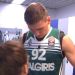 As&iacute; se ve un partido de b&aacute;squet con una c&aacute;mara en la camiseta de los jugadores